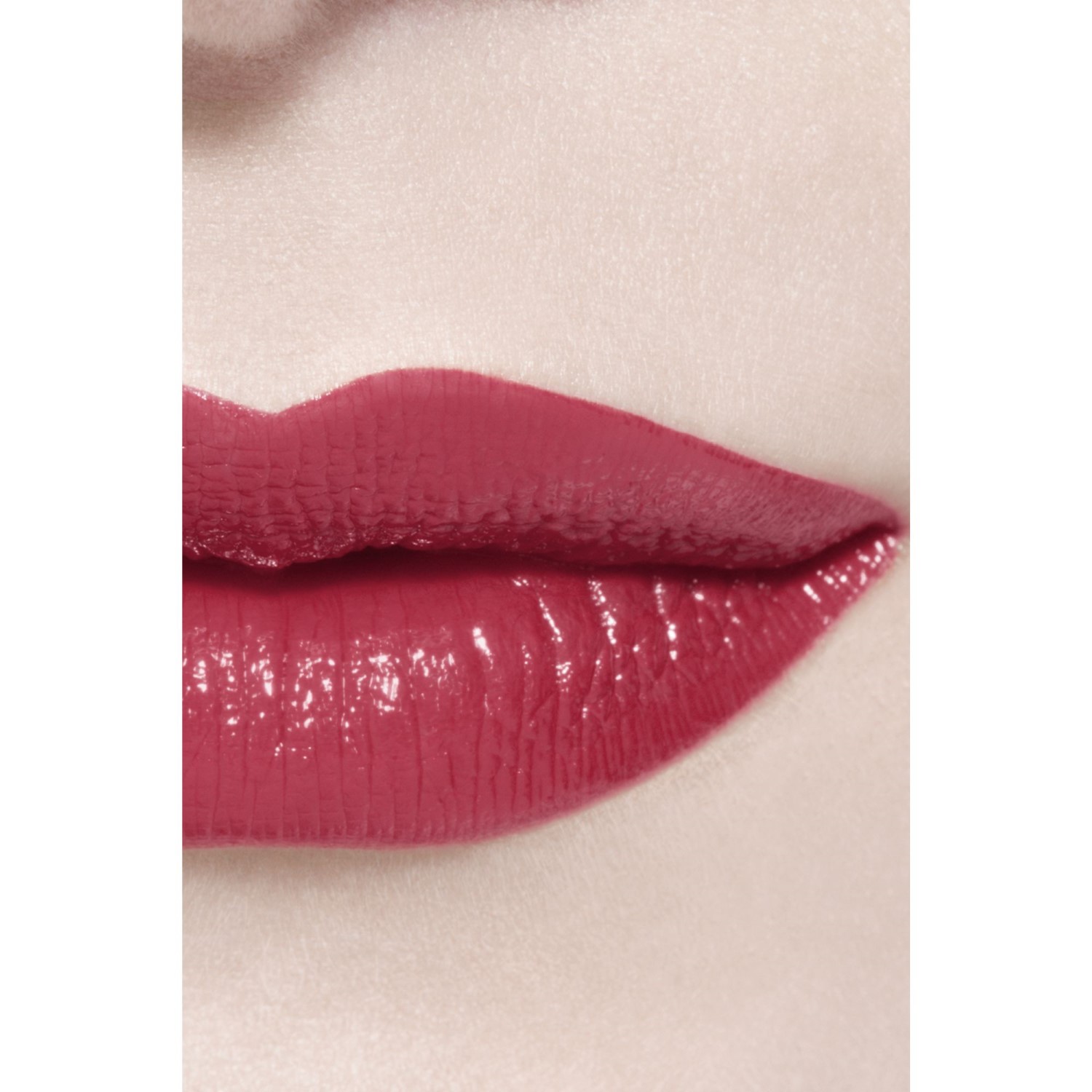 LA BARRA DE LABIOS LÍQUIDA BRILLANTE DE LARGA DURACIÓN